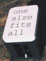 Ein weißer Modell-Getränkekastensitz 
mit der Aufschrift: One size fits all! 
Viele Beispiele für den guten Sitz